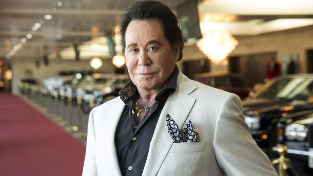 Wayne Newton fans get up close and personal