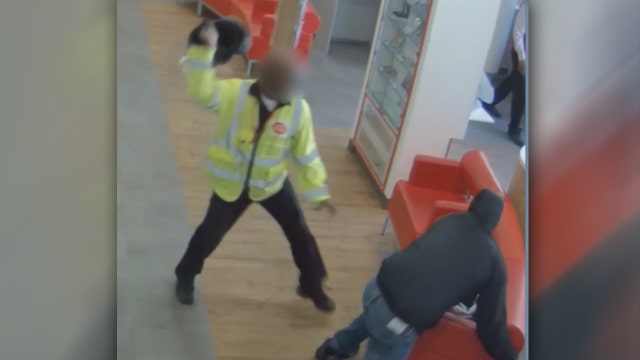Watch security guard attack robber with helmet