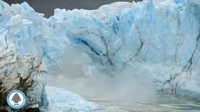Glacier ice bridge collapses in dramatic fashion