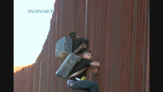 Suspected drug smugglers calmly scaling border fence