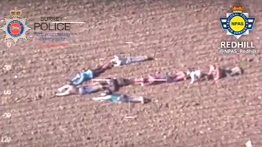 Raw videos: Youths form human arrow to help police capture crooks in England