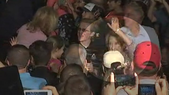 Carly Fiorina falls off stage at Ted Cruz rally