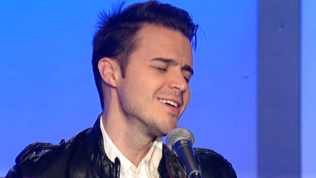 Kris Allen performs 'Waves'