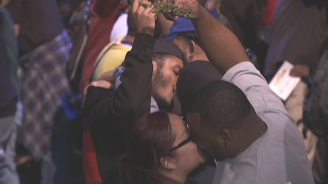 Six Flags breaks record for couples kissing under mistletoe