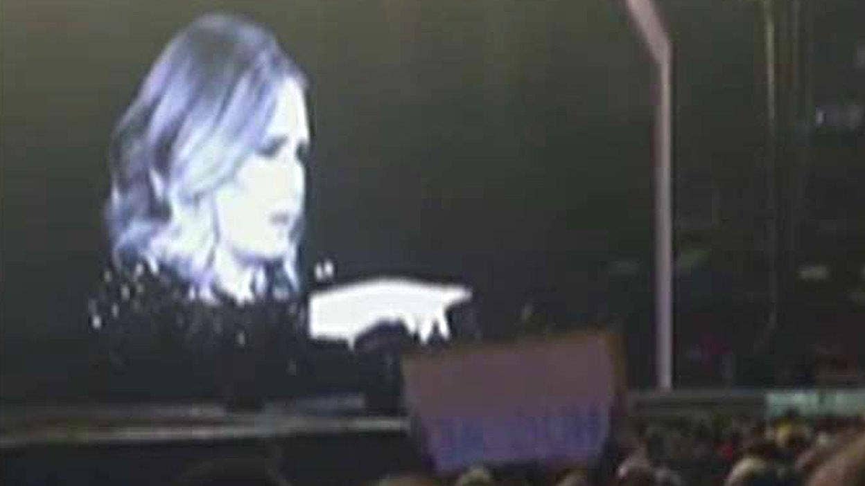 Adele apologizes to fans after postponing Phoenix concert due to cold