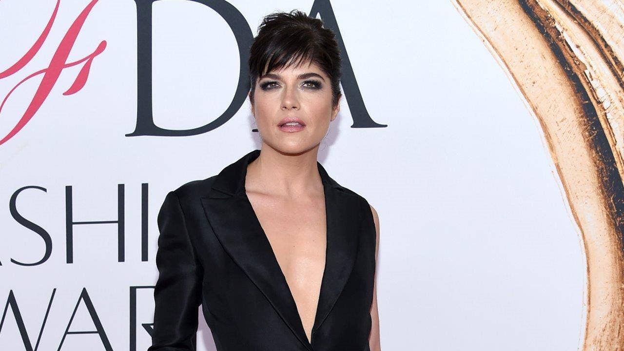Selma Blair reportedly carried off of plane on stretcher following outburst