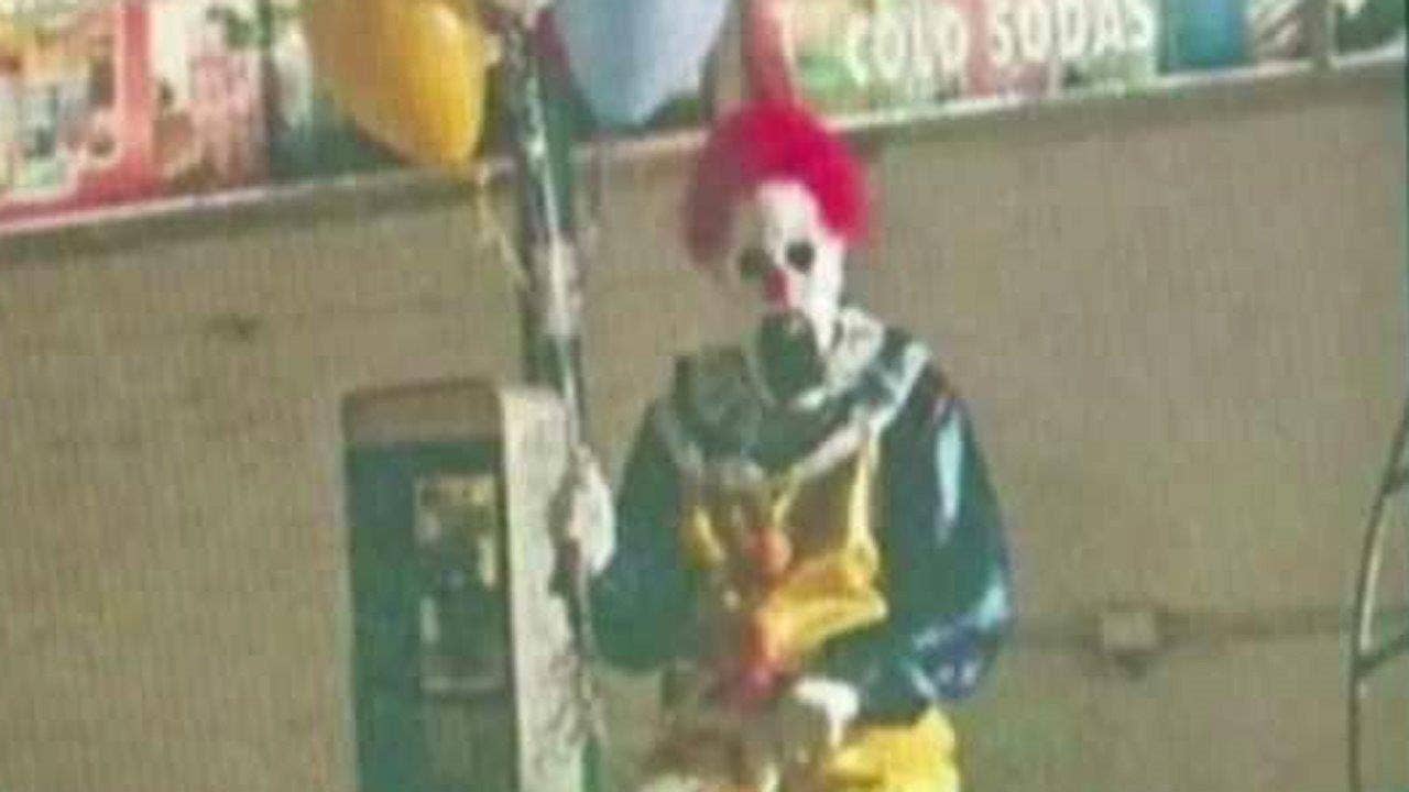 2 men dressed as clowns and carrying weapons scare children, police say - Fox News