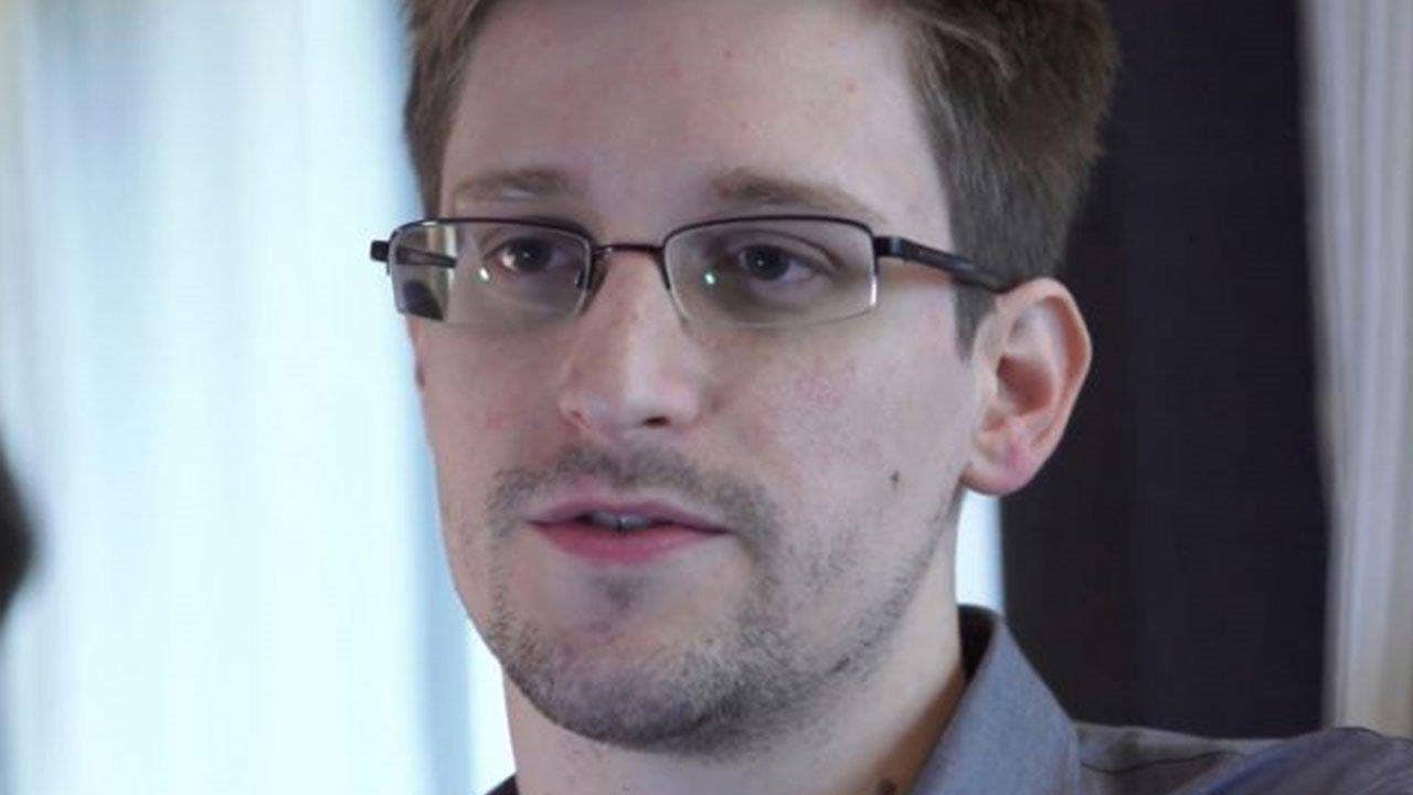 Snowden uses report that Russia may turn him over as proof he is not spy