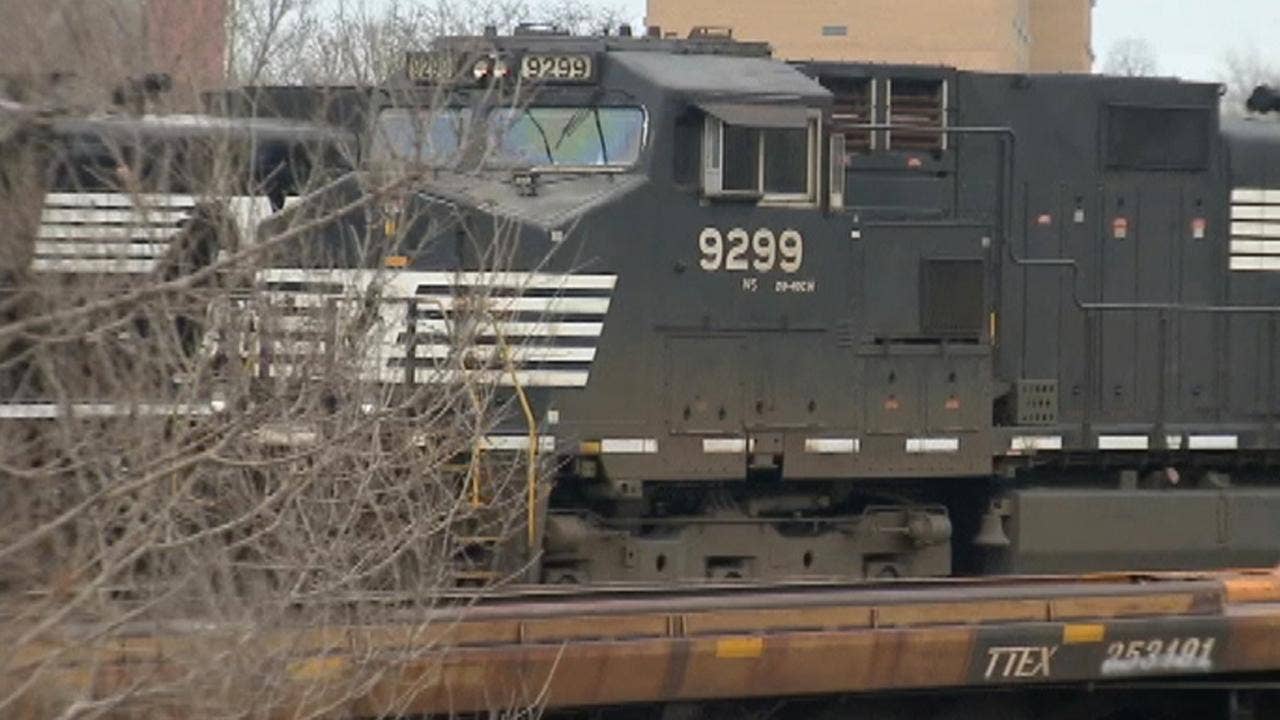 Chicago's violent gangs looting freight cars filled with guns
