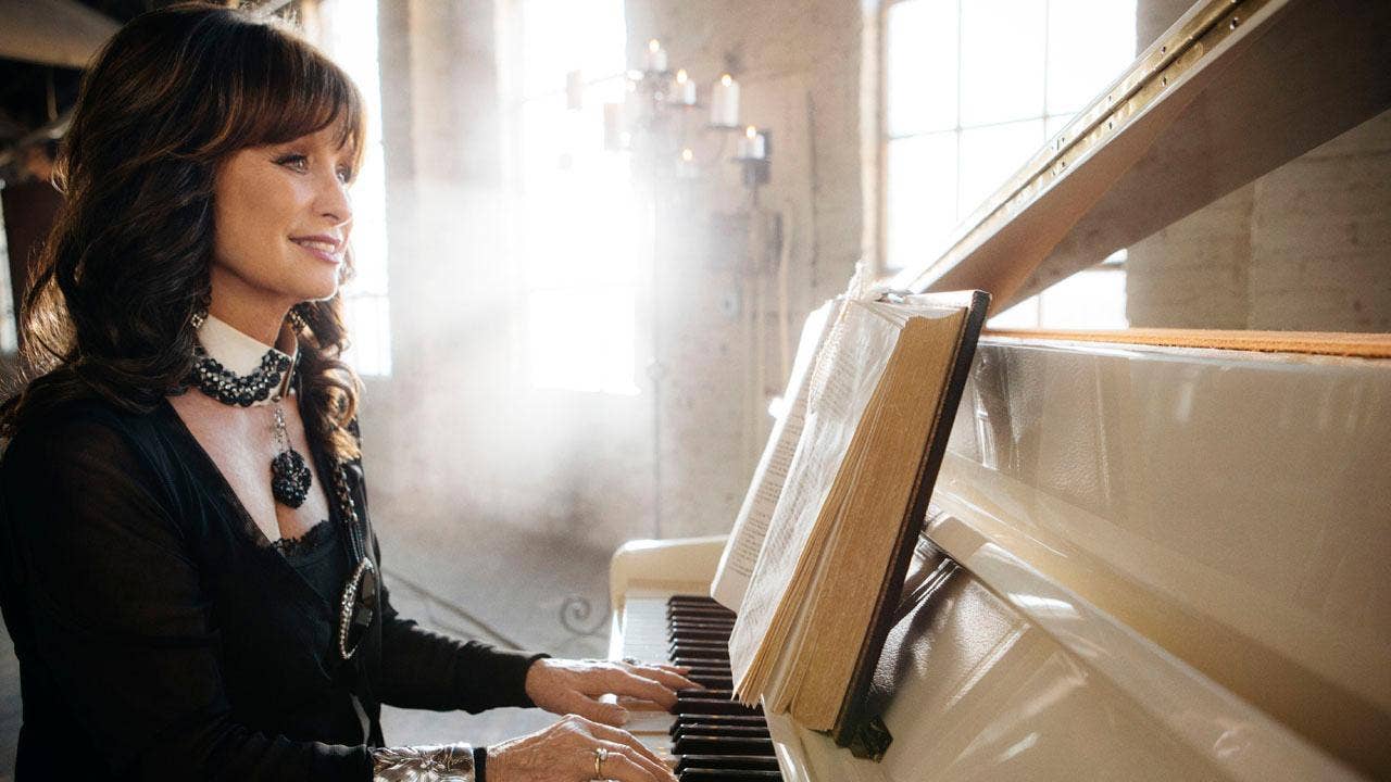 Jessi Colter reflects on faith, husband Waylon Jennings in new memoir