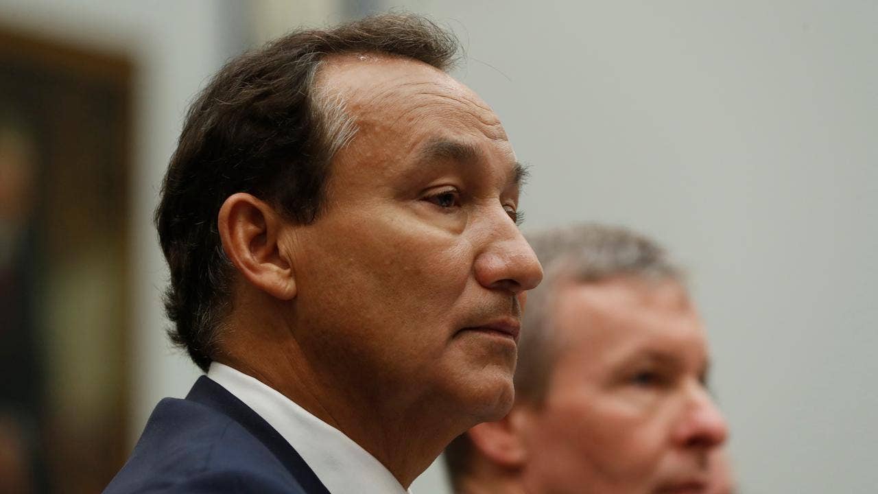 United CEO apologizes at House hearing, as lawmakers issue warning
