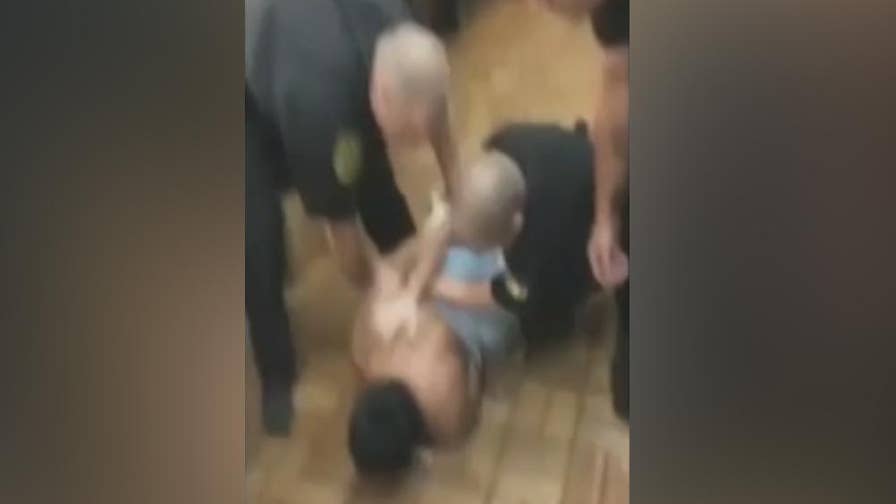Raw video: Officers wrestle 25-year-old Chikesia Clemons to the ground at an Alabama Waffle House.