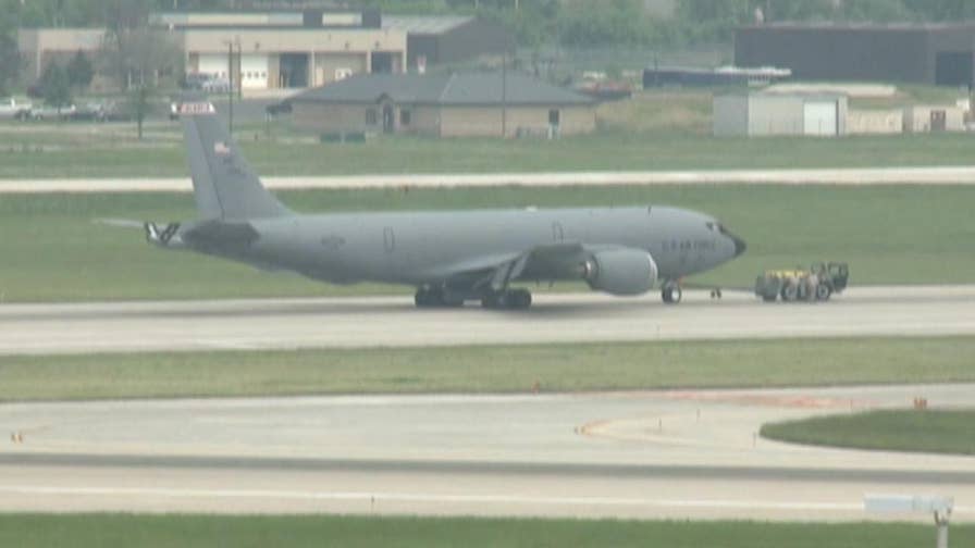 Resultado de imagen de Military aircraft makes emergency landing in Milwaukee after possible lightning strike, officials say