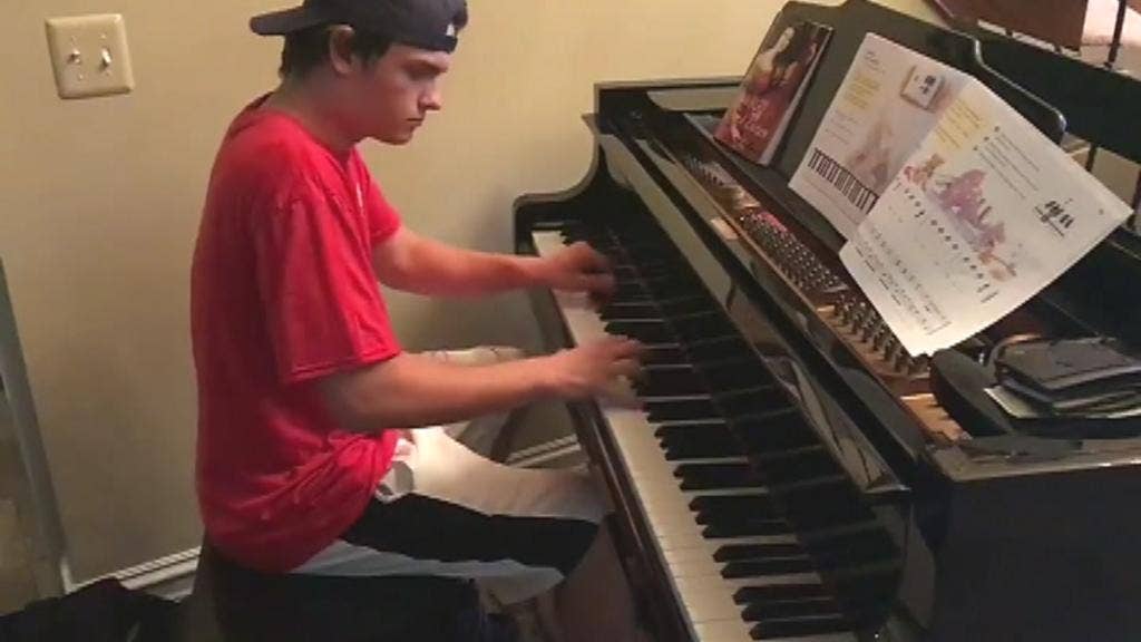18-year-old pizza delivery guy asks to play family's piano, wows with Beethoven sonata