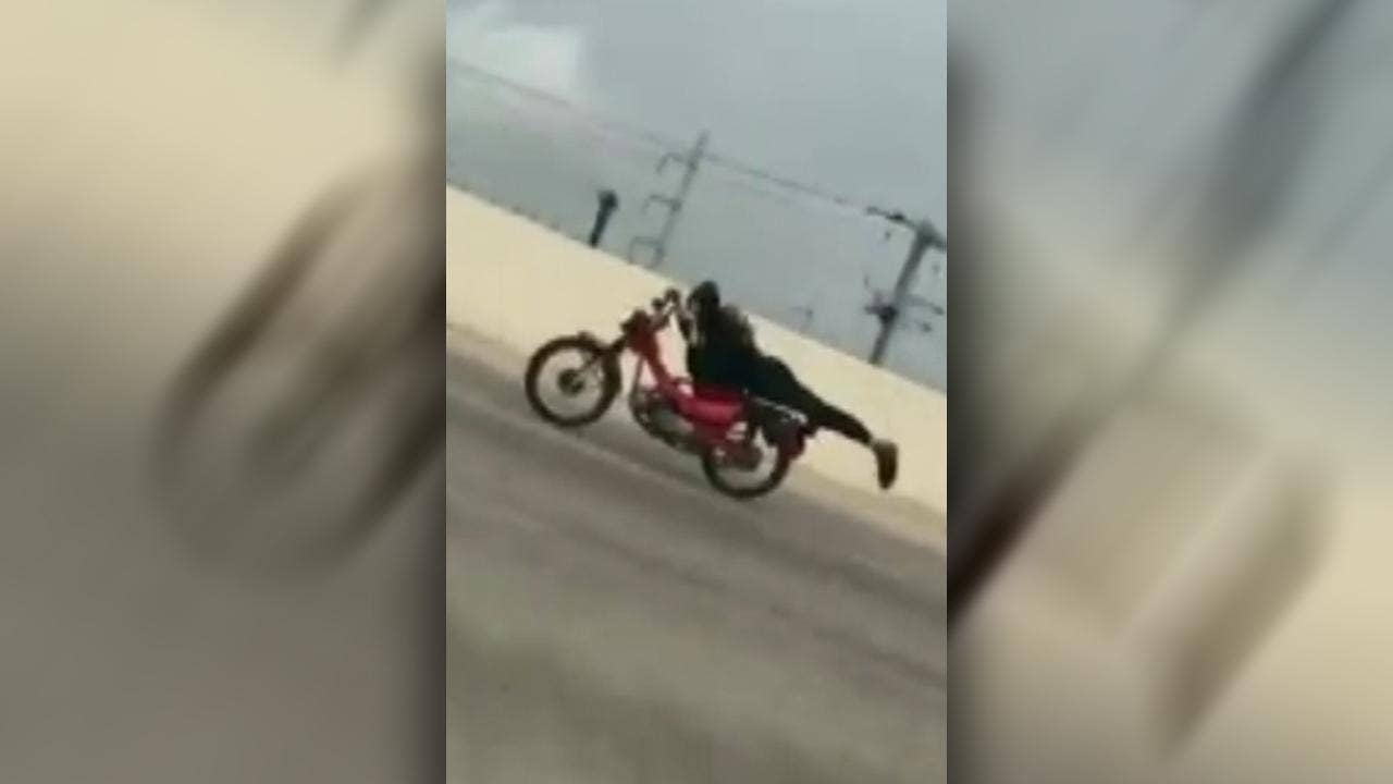 Daredevil motorcyclist performs 'Superman' stunt on busy Texas highway, video shows