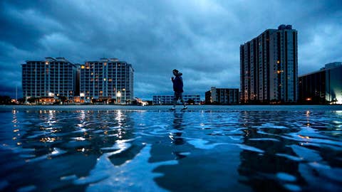 Death toll climbs as Florence batters the Carolinas