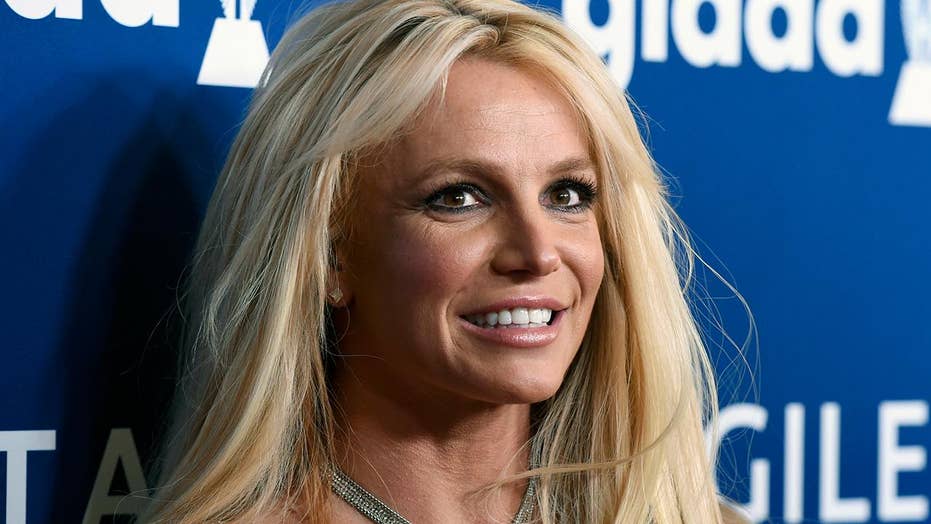 Cabello Rubio claro y peinado playero de Britney Spears  en 2024