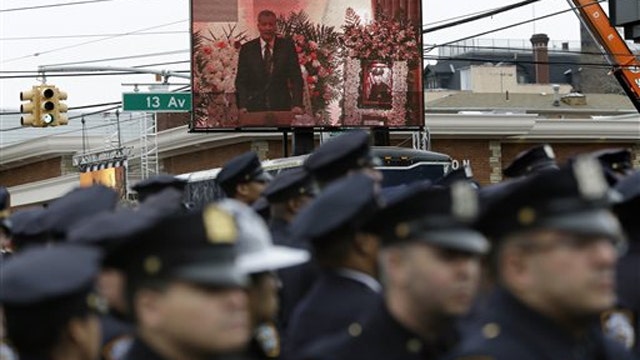 Officers turn their backs on Mayor de Blasio during eulogy