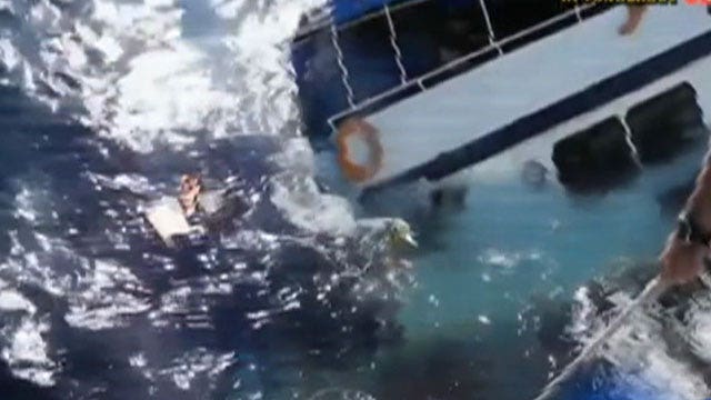 Passengers frantically jump off sinking boat in Thailand