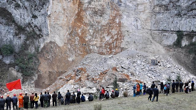 Around the World: Rescuers search for landslide survivors