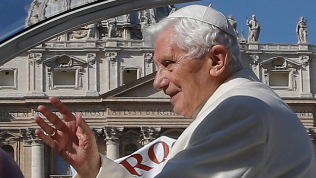 Pope Benedict XVI gives final audience before thousands 