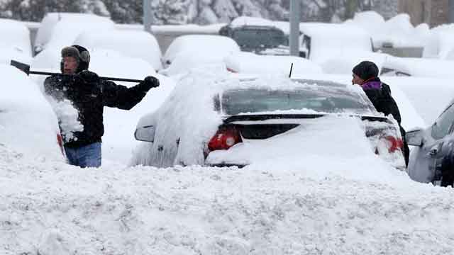 Winter storm strands travelers, closes DC