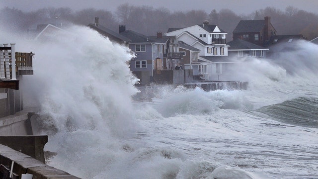Strong winter storm lashes parts of East Coast