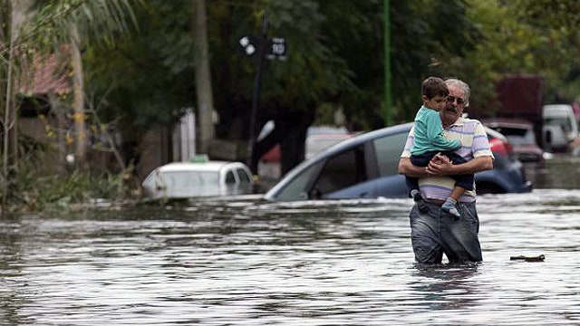 Around the World: Tensions rise as floodwaters recede