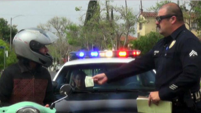 'Cop' pulls over drivers, rewards them with $100