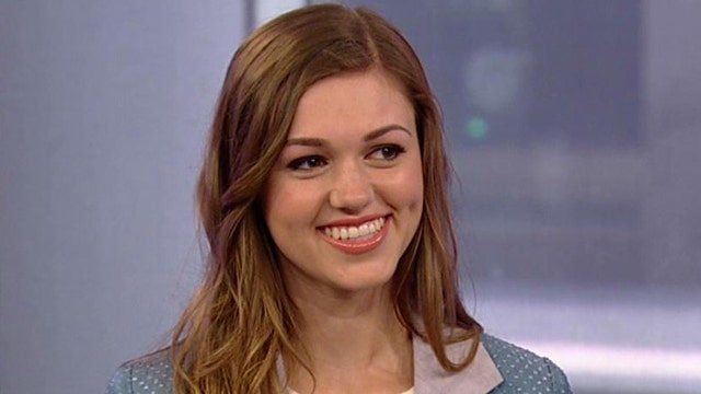 Sadie Robertson teams with the USO