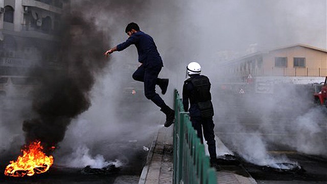 Protesters battle cops in Bahrain streets
