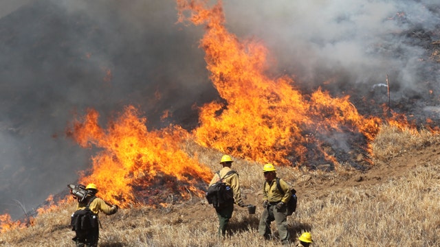 Wildfire threatens subdivison in Southern California