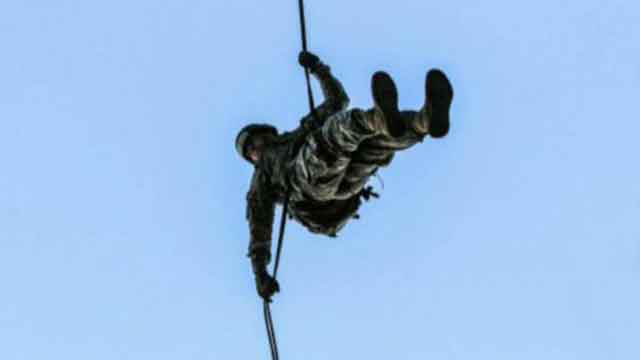 Soldier defies odds, finishes Air Assault School