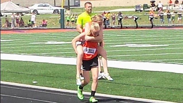 13-year-old twin helps sister finish race