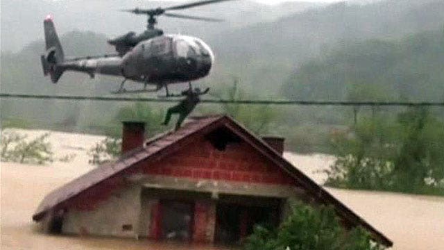 Daring rescue: Chopper plucks man from rooftop