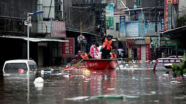 Floods in southern China displace thousands