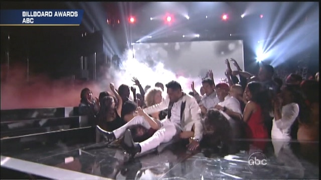 Billboard Music Awards: Miguel Jumps On Fan's Head