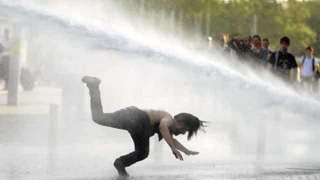 Water cannon vs. Turkish protesters