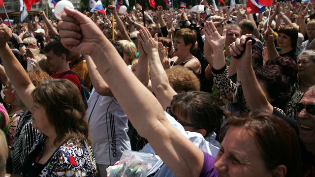 Pro-Russians rally in Donetsk for Russian protection