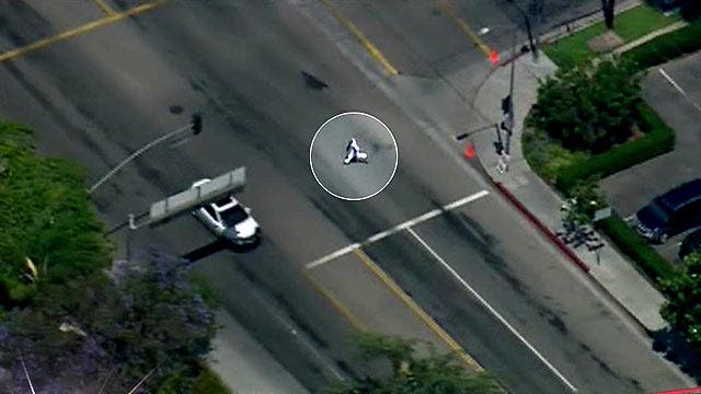 Police pursue man with assault rifle in North Hollywood