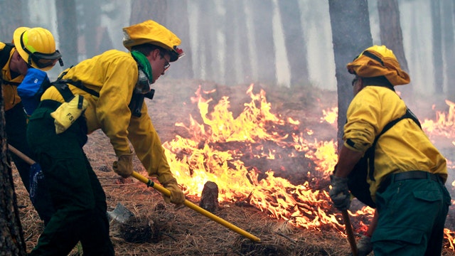 Crews struggle to contain Colorado wildfire