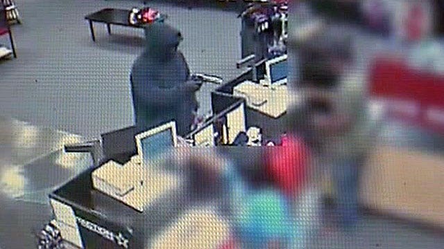 Gun-toting thief pulls off daring robbery
