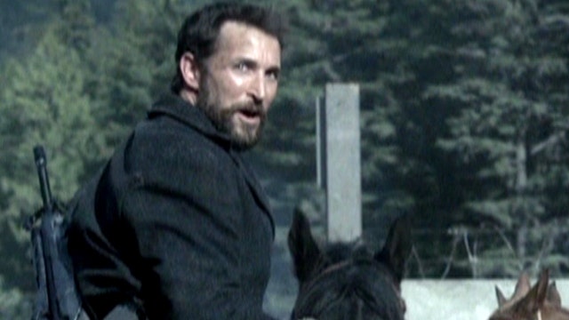 Noah Wyle gets a workout on 'Falling Skies'