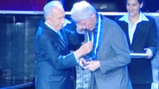 Shimon Peres salutes Bill Clinton