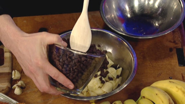 How to make chocolate banana empanadas