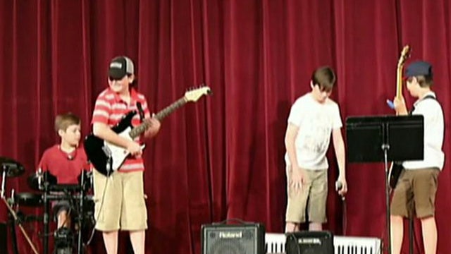 Teen rockers' recital fail goes viral