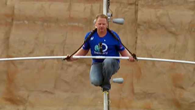 Nik Wallenda completes tightrope near Grand Canyon