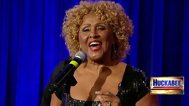 Darlene Love sings 'Lean on Me'