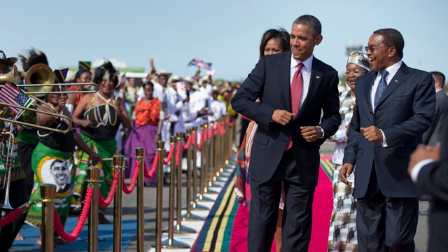 Obama dances during arrival ceremony in Dar es Salaam