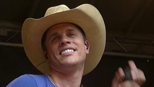 Dustin Lynch performs 'Wild in Your Smile'